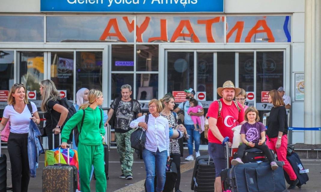 Antalya’da 9 Ayda 13,5 Milyon Turist Geldi 1